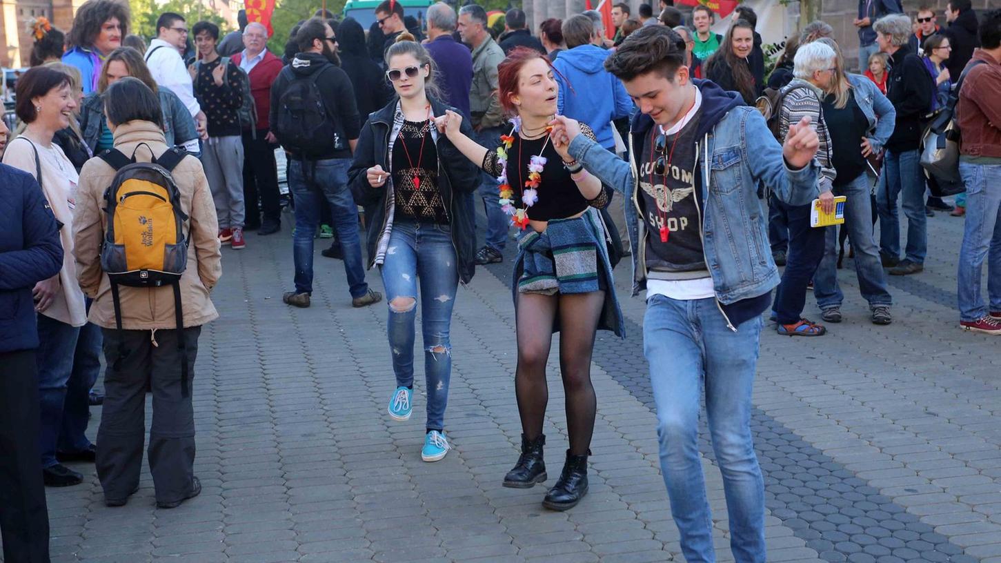 Rund 200 Gegendemonstranten bei Pegida-Demo Rund 200 Gegendemonstranten bei Pegida-Demo