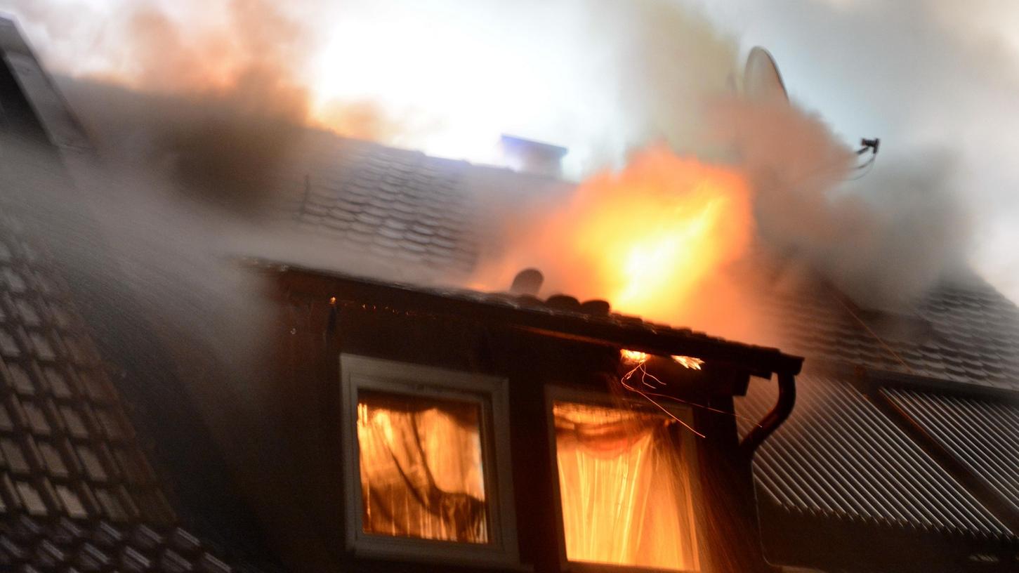 Feuer zerstört Dachgeschosswohnung in Roßtal