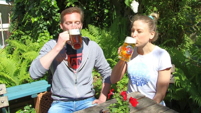 Seitdem es 2010 in Johannis seine neue Heimat gefunden hat, ist Markus (41) Stammgast im Anderland . Ihm gefällt vor allem die ungezwungene Atmosphäre im "Pizzagarten & Biersalon" und das freundschaftliche Verhältnis zum Personal, besonders zu den Chefs Anja (35) und Chris (39). Als passionierter Biertrinker schätzt Markus natürlich das breite Biersortiment "zu fairen Preisen". Hier greift er vor allem gerne zu "Held" oder "Huppendorfer". Doch auch die vielfältige Pizzaauswahl - Markus hält die Pizza übrigens für die beste in Nürnberg - lockt viele Gäste ins Anderland. Chefin Anja ist dabei besonders stolz auf die regionalen Zutaten, die sie hauptsächlich verwenden. Dabei lässt sich die Küche auch einiges einfallen: von der saisonalen Spargelpizza mit Bärlauchpesto bis zur exotischen Variante mit Blutwurst ist alles dabei. Seitdem es 2010 in Johannis seine neue Heimat gefunden hat, ist Markus (41) Stammgast im Anderland . Ihm gefällt vor allem die ungezwungene Atmosphäre im "Pizzagarten & Biersalon" und das freundschaftliche Verhältnis zum Personal, besonders zu den Chefs Anja (35) und Chris (39). Als passionierter Biertrinker schätzt Markus natürlich das breite Biersortiment "zu fairen Preisen". Hier greift er vor allem gerne zu "Held" oder "Huppendorfer". Doch auch die vielfältige Pizzaauswahl - Markus hält die Pizza übrigens für die beste in Nürnberg - lockt viele Gäste ins Anderland. Chefin Anja ist dabei besonders stolz auf die regionalen Zutaten, die sie hauptsächlich verwenden. Dabei lässt sich die Küche auch einiges einfallen: von der saisonalen Spargelpizza mit Bärlauchpesto bis zur exotischen Variante mit Blutwurst ist alles dabei.