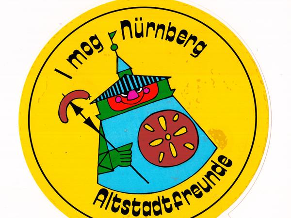 Der Text auf der Altstadtfreunde-Plakette fiel bei der ersten Version versehentlich bayerisch aus. Es folgte bald eine fränkische Variante. Der Text auf der Altstadtfreunde-Plakette fiel bei der ersten Version versehentlich bayerisch aus. Es folgte bald eine fränkische Variante.