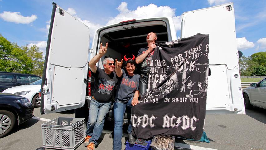 Fans der AC/DC-Rocklegenden bevölkern das Zeppelinfeld