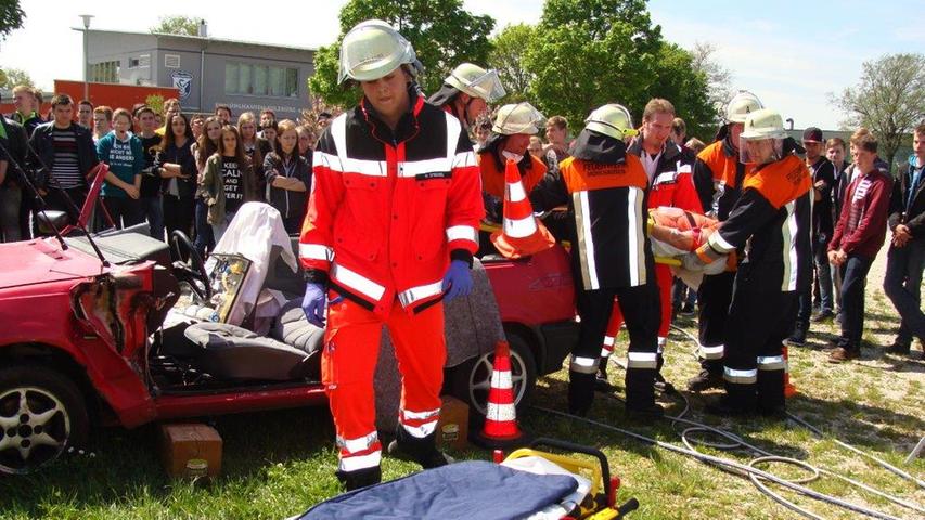 Rettungsübung der Feuerwehr an der Mittelschule Mühlhausen