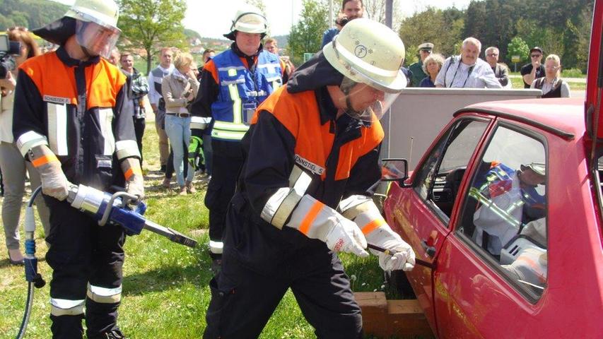 Rettungsübung der Feuerwehr an der Mittelschule Mühlhausen
