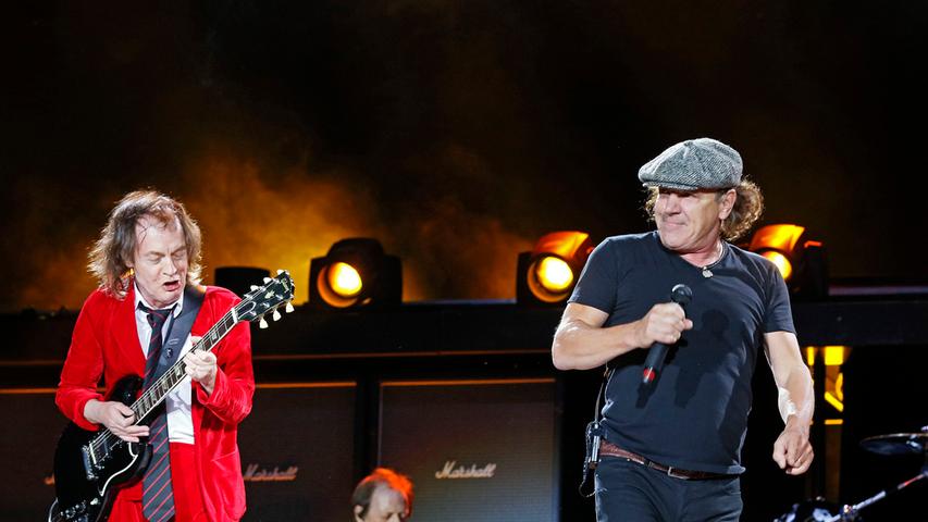 ...Leadgitarrist Angus Young und Sänger Brian Johnson. Das lange...