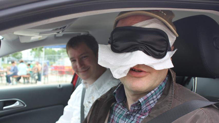Manfred Voit ist hochgradig sehbehindert, möchte aber testen wie es ist, als Blinder Auto zu fahren. Deshalb setzt er die Dunkelbrille auf.