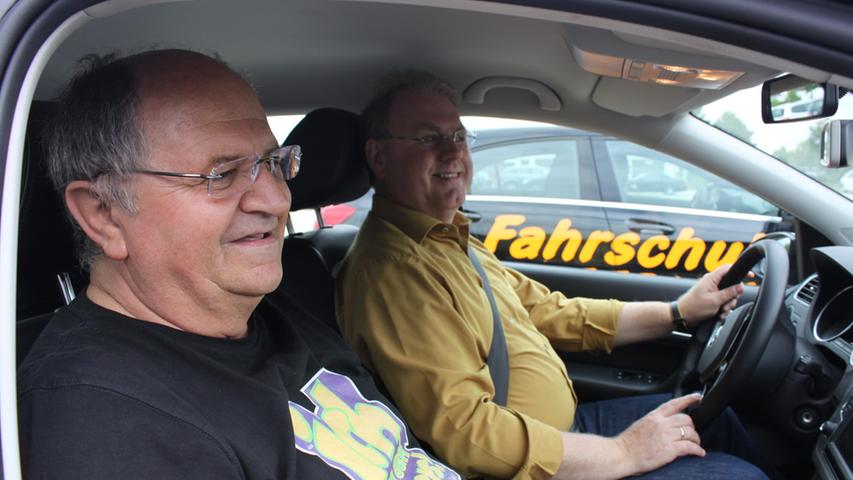 Josef Metzner begleitet Wolfgang Kurzer (von links) beim Fahren.