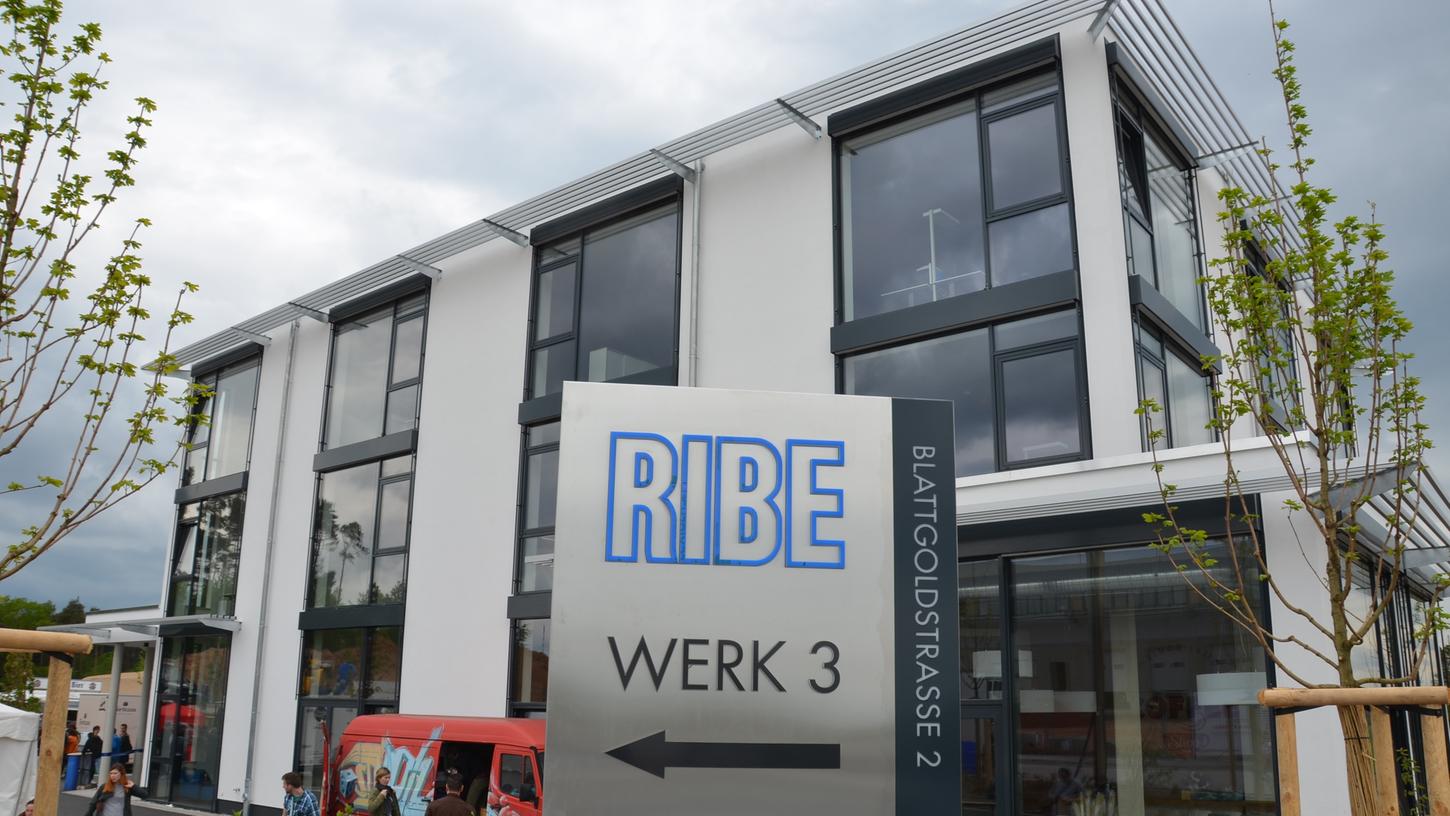 Als erste Firma hat RIBE in Schwabachs neuem Gewerbepark West den Betrieb aufgenommen. Unser Bild entstand bei der Eröffnung von Werk 3 am 9. Mai 2015.