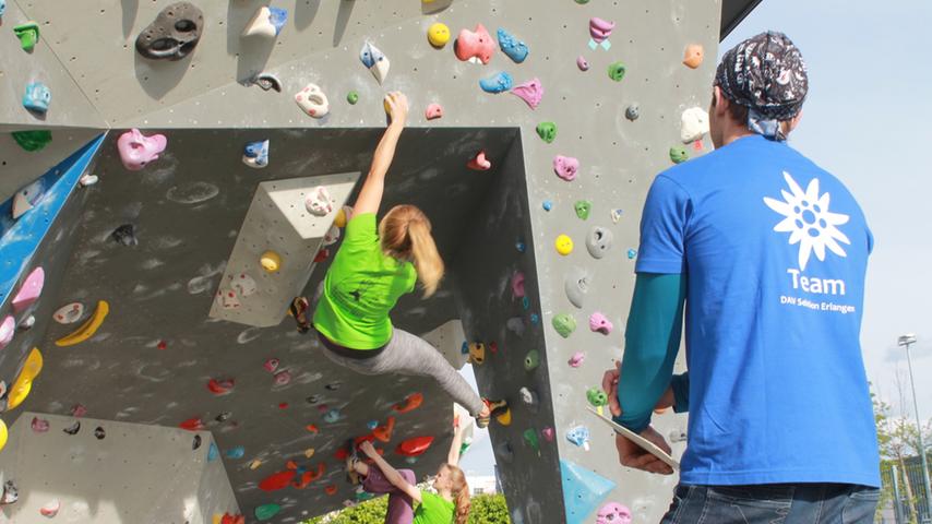 Klettern wie die Affen: Erlanger Stadtmeisterschaft im Bouldern