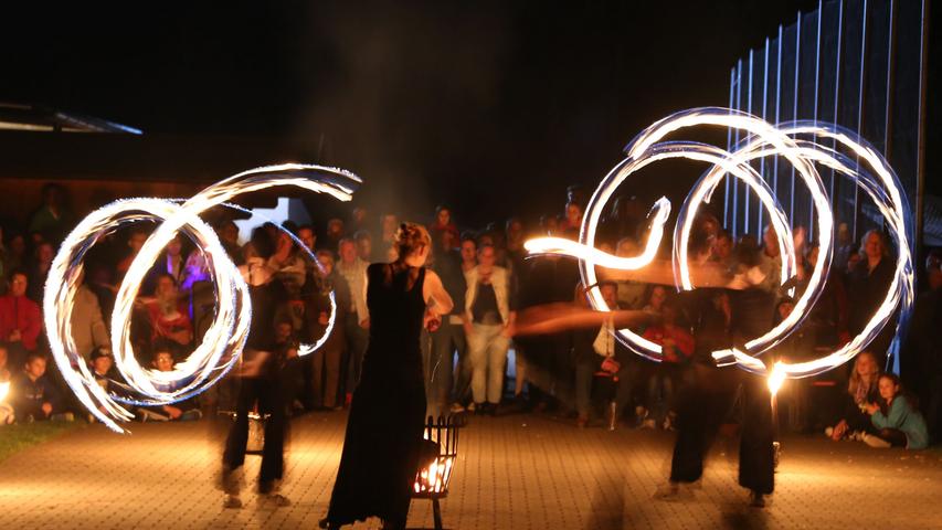 Feuer und fliegende Röcke beim Fest der Vereine in Kornburg