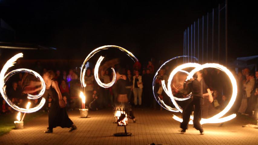 Feuer und fliegende Röcke beim Fest der Vereine in Kornburg