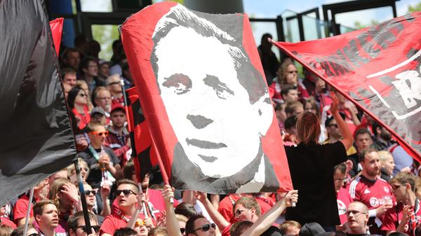 Nicht nur im Mai 2015, beim 3:1 gegen Braunschweig, halten die Club-Fans das Gedächtnis an den hier heimischen Ballsport-Giganten hoch. Seit Juli 2017 heißt das Nürnberger Stadion auch ganz offiziell "Max-Morlock-Stadion" - und gleich in der ersten Saison unter diesem Namen hat es der Club geschafft, in die Bundesliga aufzusteigen.