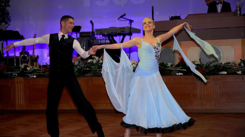 Elegant: Auch das Profi-Tanzpaar Isabel Edvardsson und Marcus Weiß feierte mit.