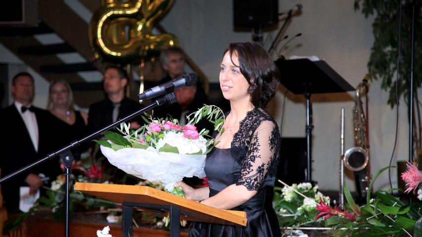 Manuela Sträßner bekam von ihrem Chef Manfred Streng einen Blumenstrauß - und übernimmt von ihm die Leitung der Tanzschule.