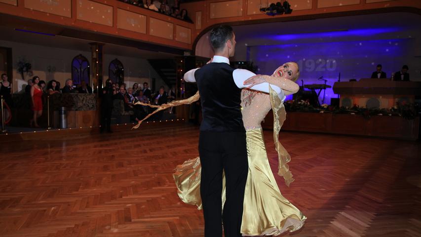 Elegant: Auch das Profi-Tanzpaar Isabel Edvardsson und Marcus Weiß feierte mit.
