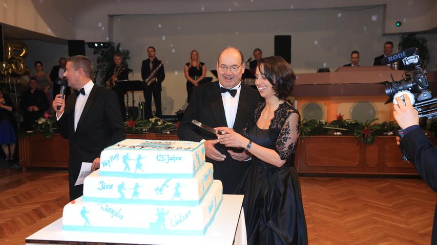 Lecker: Geschäftsführerin Manuela Sträßner und Manfred Streng schneiden gemeinsam die mächtige Geburtstagstorte an.