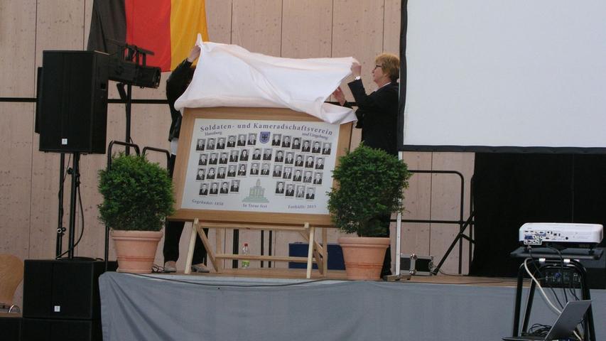 Am Kommersabend wurde die neue Mitgliedertafel zum 130-jährigen Jubiläum des Soldaten- und Kameradschaftsvereins Hannberg enthüllt.