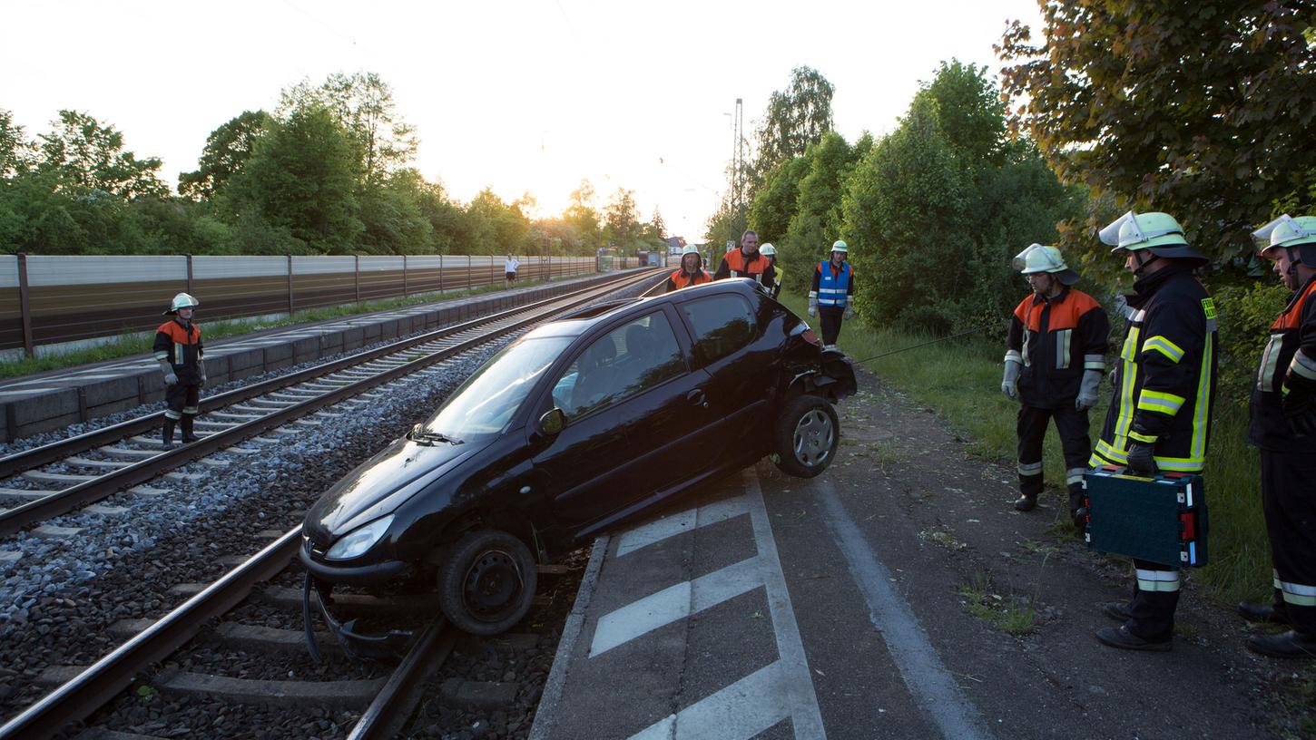 Das Auto einer jungen Fahranfängerin landete nach einer Schleuderfahrt in den Bahngleisen.