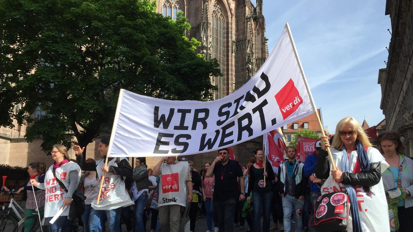 Der Auftakt zu einem mindestens zwei Wochen andauernden Kita-Streik begann am Montag in Nürnberg.