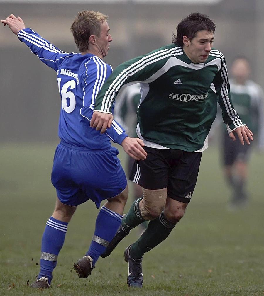 Bei der U14 des Clubs kam Patrick Schönfeld nicht wie gewünscht zum Zug und wechselte zum SK Lauf, von dort aus zum FSV Erlangen-Bruck. Dort lockte ihn Rot-Weiß Oberhausen ins Profi-Lager. In dem lernte er auch Arminia Bielefeld, Erzgebirge Aue, Eintracht Braunschweig und zuletzt den SV Wehen Wiesbaden kennen. Hatte in den letzten Jahren immer wieder mit schweren Verletzungen zu kämpfen.