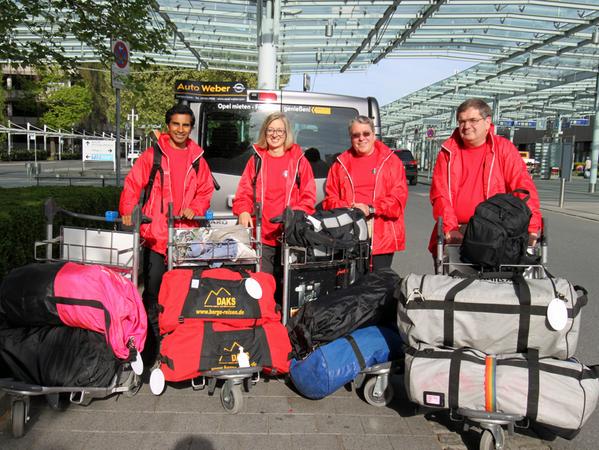 Die "Nepalhilfe im kleinen Rahmen" aus Cadolzburg, entsendet drei Ärzte aus Zirndorf, Fürth und Nürnberg nach Nepal. Der Abflug nach Kathmandu vom Flughafen Nürnberg war am 11. Mai 2015 11:30 Uhr.