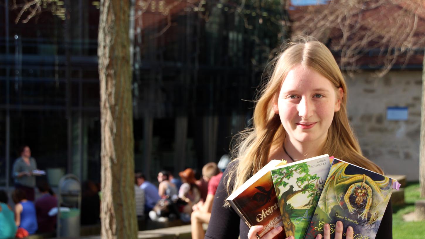 Bereits mit 13 Jahren entdeckte Laura Schmolke ihre Leidenschaft für das Schreiben und erschafft seitdem neben ihrem Studium an der Uni Bamberg neue fantastische Welten.