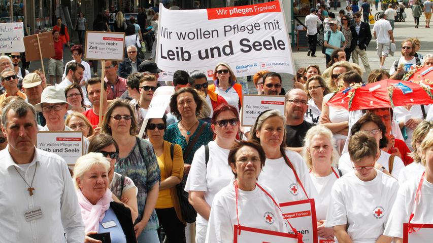 Pflegekräfte, kein Schreibbüro: Demo der Altenpfleger