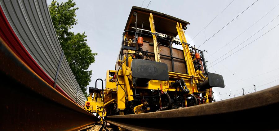 Gleisfresser: 315 Tonnen schwerer Schnellumbauzug am Rangierbahnhof