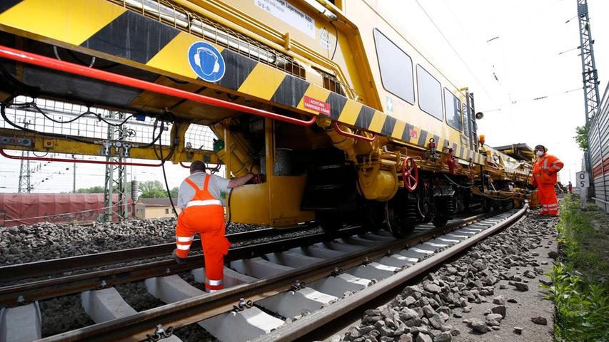 Gleisfresser: 315 Tonnen schwerer Schnellumbauzug am Rangierbahnhof