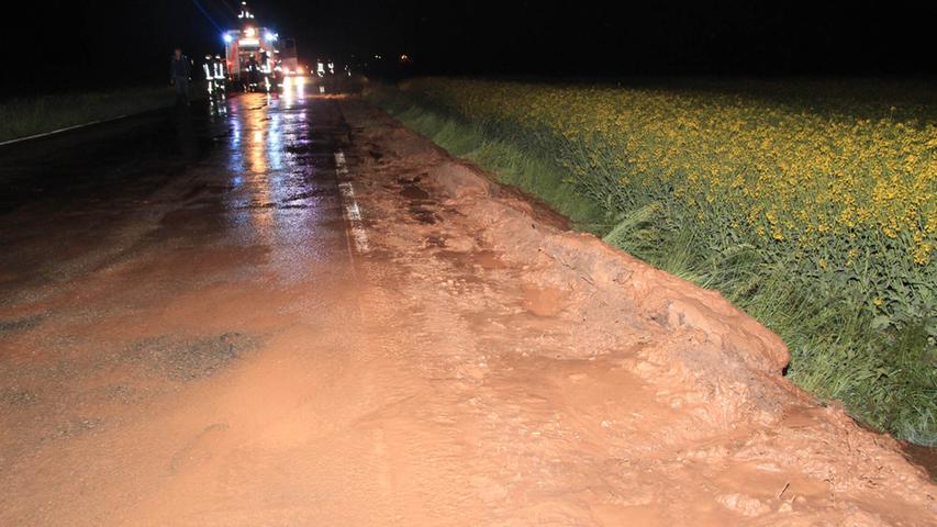 In Sambach wurde eine Straße von Lehm und Schlamm überflutet und war zeitweise nicht passierbar.