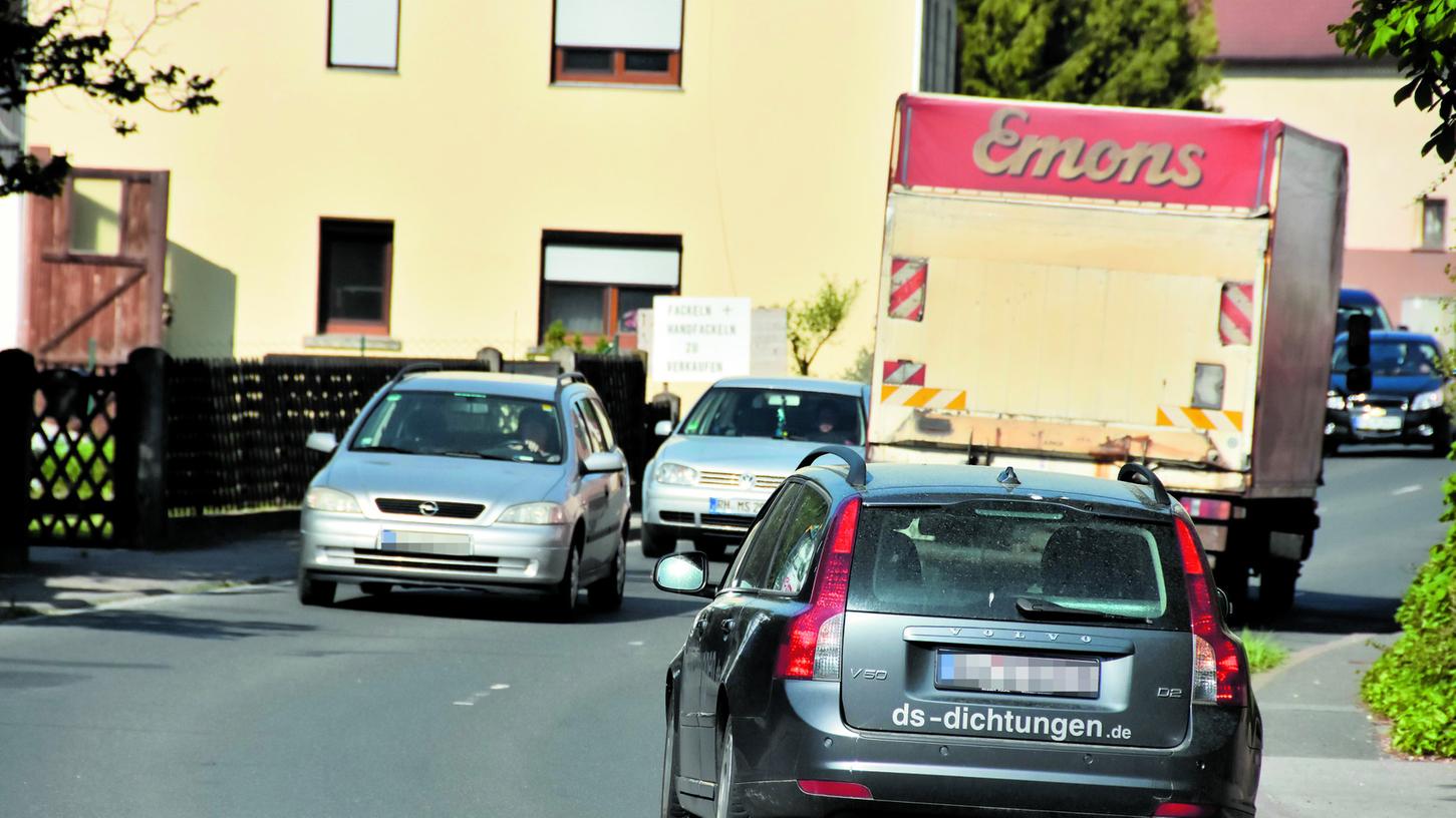 Die Ortsdurchfahrt Vincenzenbronn leidet unter dem hohen Verkehrsaufkommen. Ohne Umgehung ist eine Entwicklung im Dorfzentrum kaum möglich, sagt Großhabersdorfs Bürgermeister Friedrich Biegel.