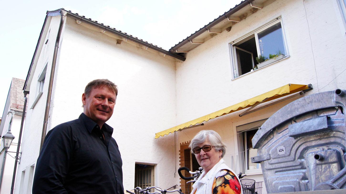 In diesem Haus in Ebermannstadt lebte die albanische Familie. Eigentümer ist der Forchheimer Stefan Schick (auf dem Foto mit einer Anwohnerin). Das Foto entstand eine Woche vor dem geschilderten Fall von Abschiebung und hat damit nichts zu tun.