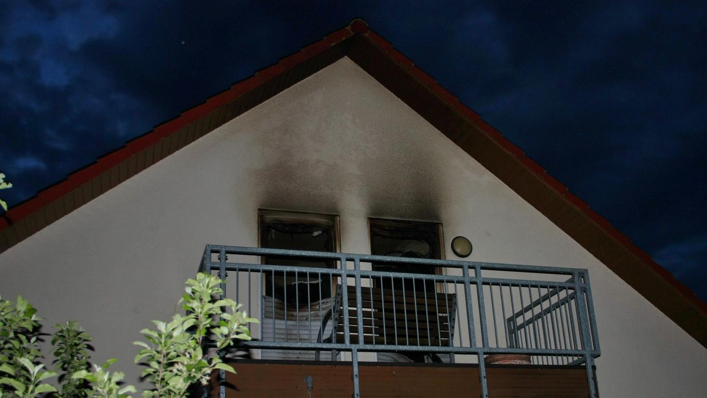 Die Flammen zerstörten das Wohnzimmer im Obergeschoss des Hauses. Die Flammen zerstörten das Wohnzimmer im Obergeschoss des Hauses.