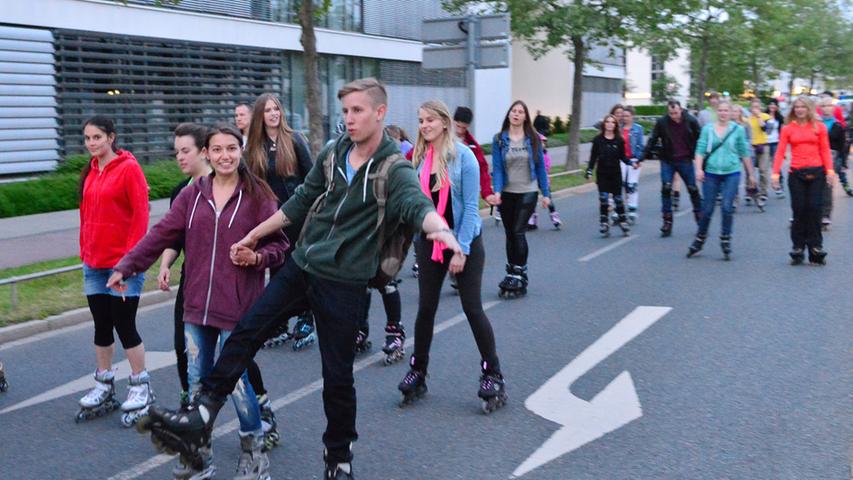 27. Skatenight: 6000 Skater rollen über Erlangens Straßen