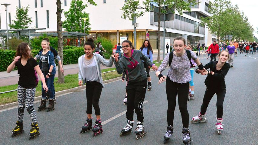 27. Skatenight: 6000 Skater rollen über Erlangens Straßen