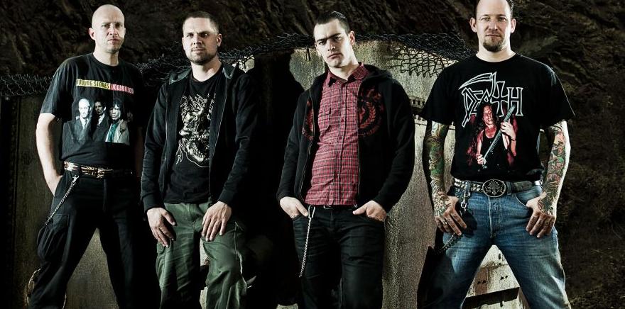 Volbeat sind echte Rock-Größen und sowohl in ihrer dänischen Heimat als auch im nahen und fernen Ausland sehr beliebt. Ins Leben gerufen hat die Combo Michael Poulsen. Der Sänger und Gitarrist schreibt immer noch fast alle Nummern von Volbeat und achtet beim Songwriting penibel darauf, dass die Nummern eingängig sind und einen hohen Mitsingfaktor besitzen. Volbeat sind echte Rock-Größen und sowohl in ihrer dänischen Heimat als auch im nahen und fernen Ausland sehr beliebt. Ins Leben gerufen hat die Combo Michael Poulsen. Der Sänger und Gitarrist schreibt immer noch fast alle Nummern von Volbeat und achtet beim Songwriting penibel darauf, dass die Nummern eingängig sind und einen hohen Mitsingfaktor besitzen.
