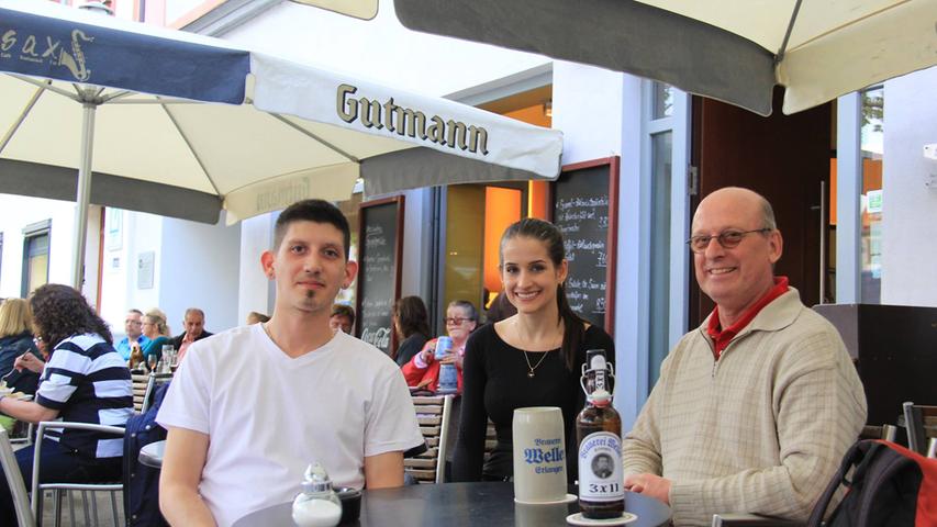 Bis zu vier Mal die Woche besucht Marc (58, rechts) das Café Sax in der Erlanger Innenstadt. Dort genießt er regelmäßig sein Lieblingsbier. "Das Weller Bier gibt es nur hier im Sax, zumindest kenne ich sonst kein anderes Lokal, das es anbietet." Am liebsten isst Marc den "Bauerntopf mit Wienerwürstchen" und "für mich als Belgier darf zum Abschluss eine Portion Pommes frites nicht fehlen", sagt er. "Hier ist es ruhig und doch zentral und es gibt immer etwas zu sehen", erzählt Marc übers Sax und nimmt einen Schluck Bier.
 Am liebsten hätte Marc sich mit seiner Lieblingsbedienung Amelie fotografieren lassen, doch die ist heute nicht da. Doch auch mit Kellner Armando und seiner Kollegin Mandy ist er mehr als zufrieden.