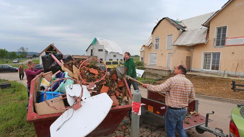 Die Aufräumarbeiten in Affing laufen auf Hochtouren - die Solidarität in Bayern ist nach dem Tornado hoch.