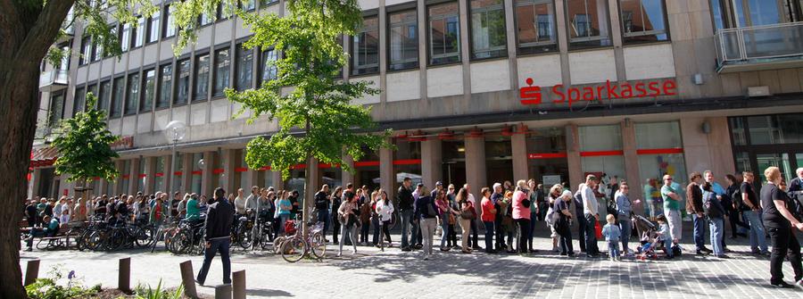 Besuchermagnet Funkturm: Rund 1500 Nürnberger standen sich am Samstag die Beine in den Bauch, um an Karten zu kommen. Besuchermagnet Funkturm: Rund 1500 Nürnberger standen sich am Samstag die Beine in den Bauch, um an Karten zu kommen.