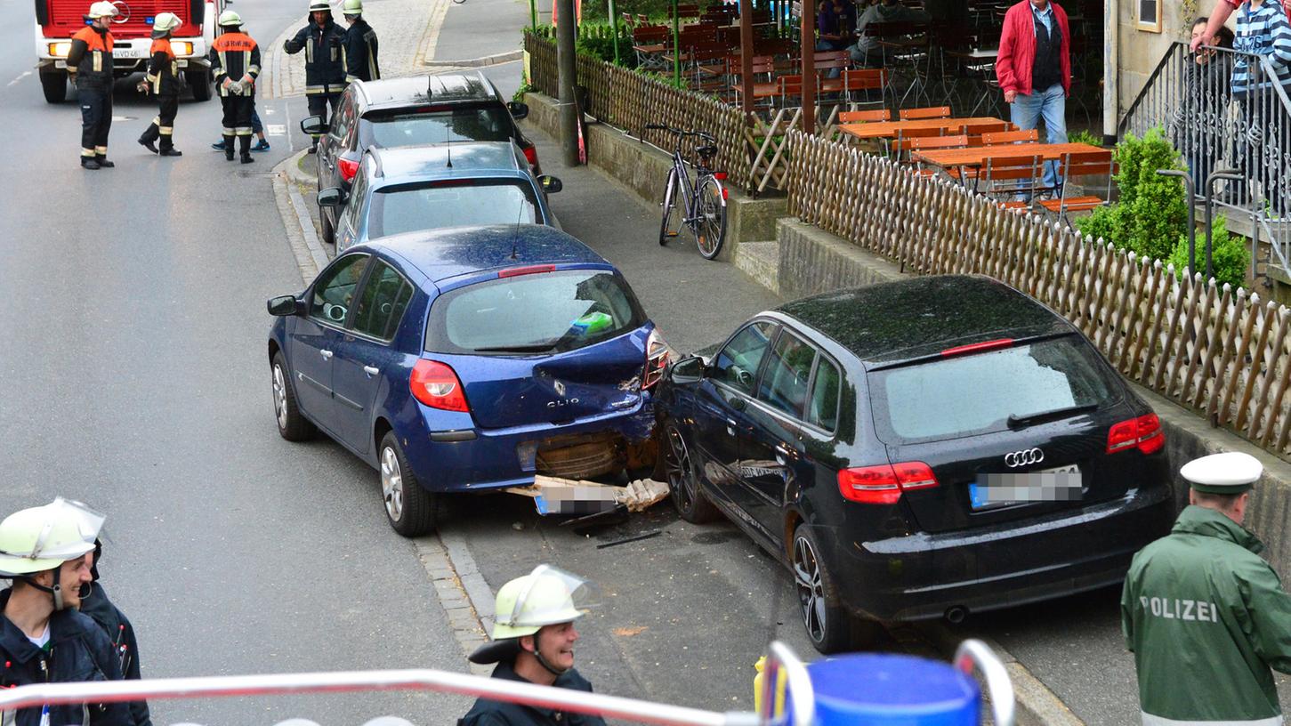 Mit ihrem Audi kam eine 20-Jährige in Eschenau wegen gesundheitlichen Problemen von der Straße ab und schrammte knapp an einer Betonwand vorbei.
