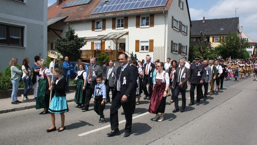 Festumzug 125 Jahre FFW Ostheim bei Sonnenschein