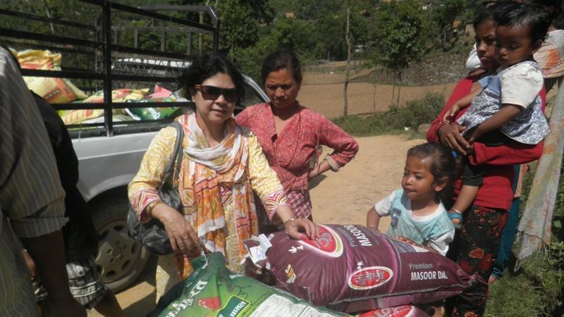 Das fränkische Hilfsteam verteilt in Nepal unter anderem 5000 Kilo Reis und 500 Kilo Linsen.