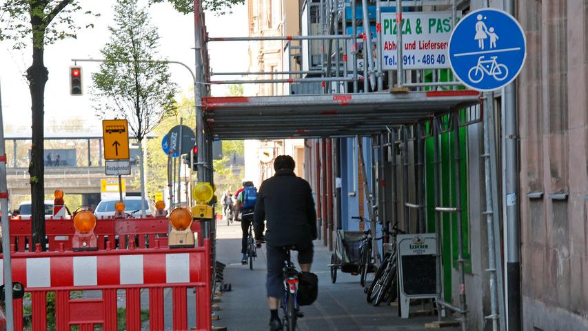 In der Dürrenhofstraße zeigt sich ein etwas anderes Bild. Hier müssen sich aufgrund der Sanierung eines Gebäudes Radfahrer und Fußgänger einen Weg teilen.