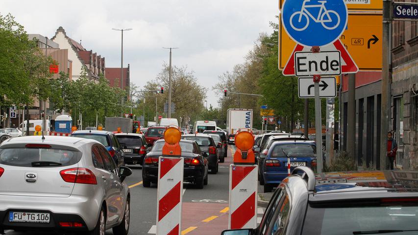 An der Fürther Straße zwischen Admira-Einkaufszentrum und der Kreuzung Maximilianstraße müssen Radfahrer dem Autoverkehr weichen - notgedrungen auf den Gehweg.