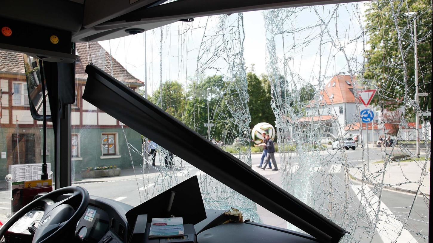 Am Polizei-Kreisel: Lastwagen zertrümmert Bus-Frontscheibe