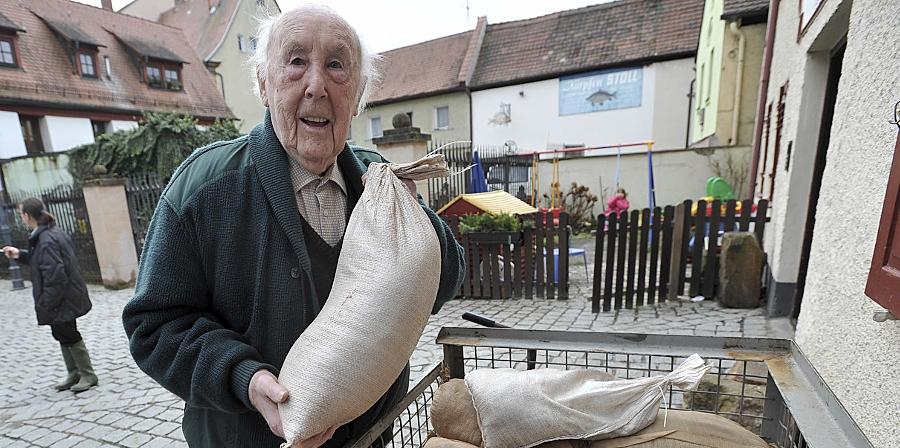 Heinrich Dubrau hat schon einige Male Hochwasser in Fürth erlebt. Am Morgen aber war der gesamte Platz im Hintergrund überschwemmt — das kam lange nicht vor. Die Feuerwehr brachte Sandsäcke. Heinrich Dubrau hat schon einige Male Hochwasser in Fürth erlebt. Am Morgen aber war der gesamte Platz im Hintergrund überschwemmt — das kam lange nicht vor. Die Feuerwehr brachte Sandsäcke.