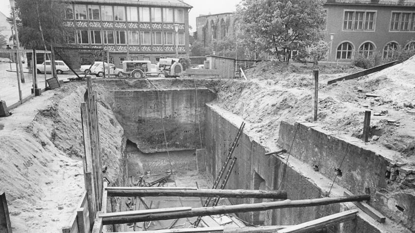 Für den künftigen Maschinenraum des Katharinenbunkers ist die Erde schon ausgehoben worden. Hier geht es zum Artikel vom 20. Mai 1965: Bombensicher für einige Wochen.
