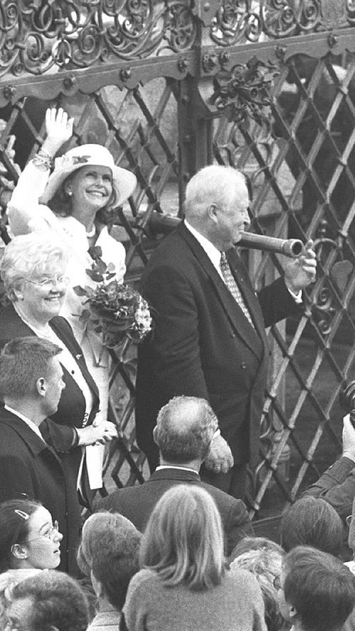 Nur ein Jahr später kommt seine Frau, Königin Silvia von Schweden, zu Besuch nach Nürnberg - und dreht zusammen mit dem damaligen Oberbürgermeister Ludwig Scholz am Ring am Schönen Brunnen.