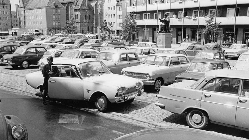 Auf dem gebührenfreien Hans-Sachs-Platz warten die Autos oft stundenlang auf den Besitzer. Hier geht es zum Artikel vom 22. Mai 1965: Richtiges Parken – die Tugend des Autofahrers.