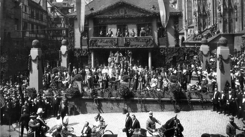 König Ludwig III., der letzte Herrscher aus dem Hause der Wittelsbacher, besuchte Nürnberg am 28. Juli 1913 zusammen mit seiner Frau Königin Marie-Therese. Die Handwerker bereiteten dem Paar vor der Handwerkskammer einen feierlichen Empfang.