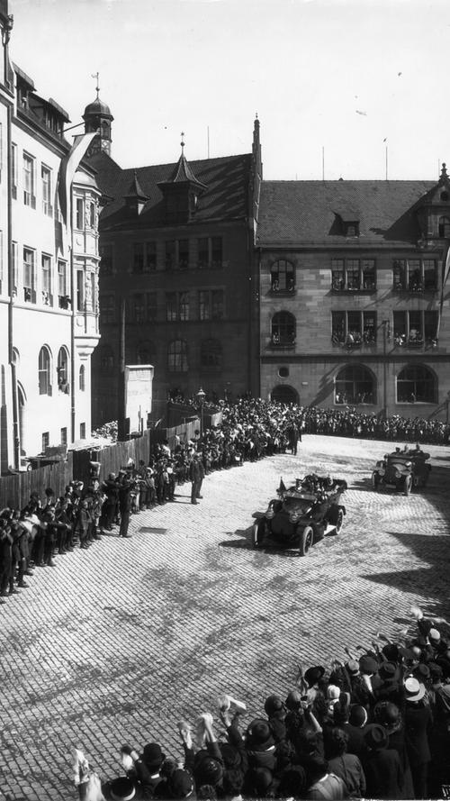 Am 22. September 1915 kam Ludwig III. erneut nach Nürnberg - jedoch in Begleitung von Kaiser Wilhelm II. - dem letzten Deutschen Kaiser und König von Preußen. Das Bild zeigt die Menschenmenge, die die hochadlige Prominenz am Paniersplatz begrüßt.